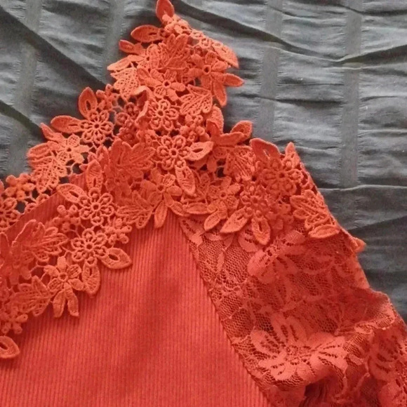 💙🏍Burgundy top  Pickaboo Short Sleeves and lace - Picture 6 of 9